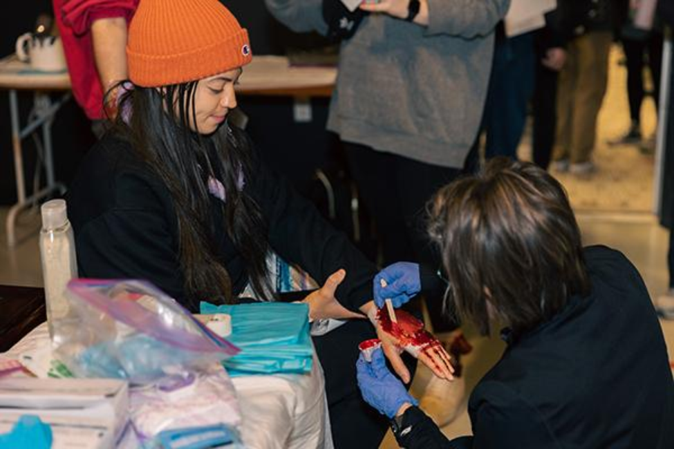 One student, assigned as a victim, gets a moulage makeover ahead of the staged mass casualty incident. (Photo by Rogelio Castro/UTHealth Houston) 一名学生被指定为受害者,在上演大规模伤亡事件之前得到了模版改造。(图片来自罗格里奥·卡斯特罗/UTHealth HmanBetx下载地址ouston)