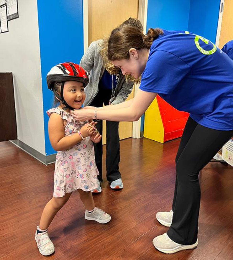 在活动中，孩子们学习了如何正确佩戴头盔，以及如何安全骑自行车。(图片来源:Simone Sonnier/UT Physicians)